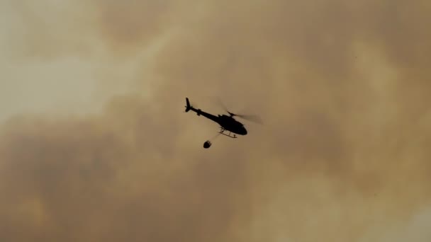 Helikopter Bära Vatten Hink Tillbaka För Att Fylla Efter Att — Stockvideo
