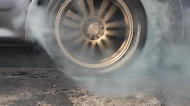 Evドラッグレーシングカーはスタートラインでタイヤを燃やしています — ストック動画