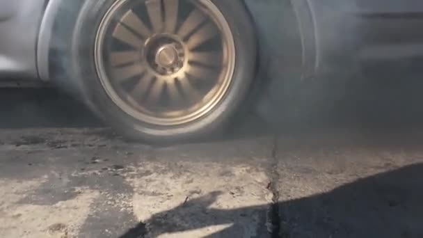 Evドラッグレーシングカーはスタートラインでタイヤを燃やしています ストック動画