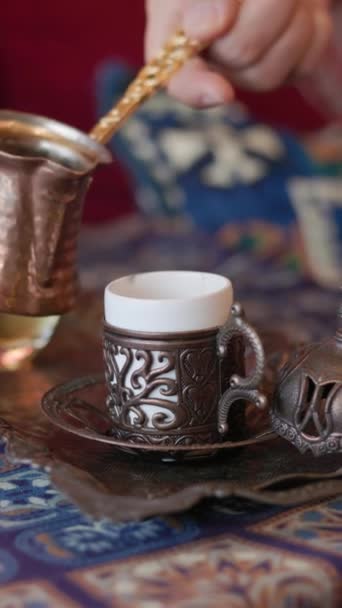 Wlewanie Tureckiej Kawy Cezu Filiżanki — Wideo stockowe