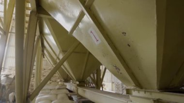 Tayland 'daki Kümes Hayvanları Besleme Fabrikası' nın İçi.