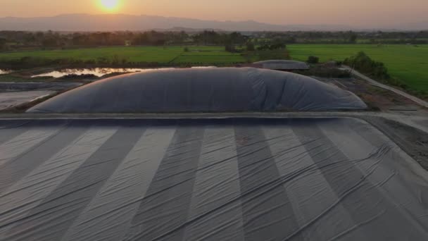 Täckt Lagunrötkammare För Biogasproduktion Från Fjäderfäuppfödning — Stockvideo