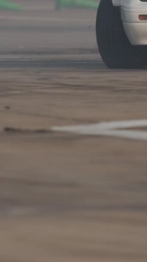 Sürüklenen araba hız yolunda lastikleri yakıyor.
