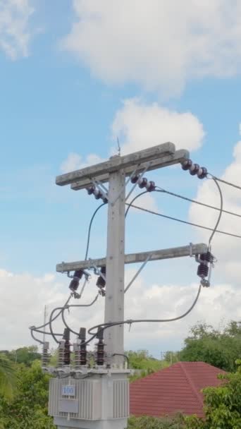 东南亚的电力变压器装在电线杆上 垂直录像 — 图库视频影像