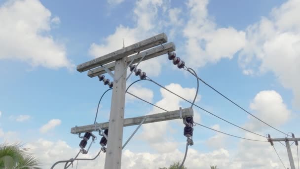 Güneydoğu Asya Bir Elektrik Direğindeki Yüksek Voltajlı Seramik Yalıtıcılar — Stok video