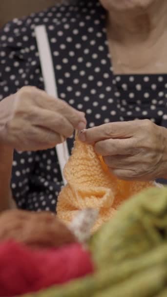 Donna Anziana Figlia Che Lavorano Insieme Proteggere Demenza Perdita Memoria — Video Stock