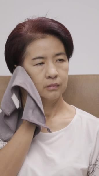 Yaşlı Bir Kadın Sıcak Basması Aşırı Isınma Hisseder Menopoz Belirtileri Stok Video