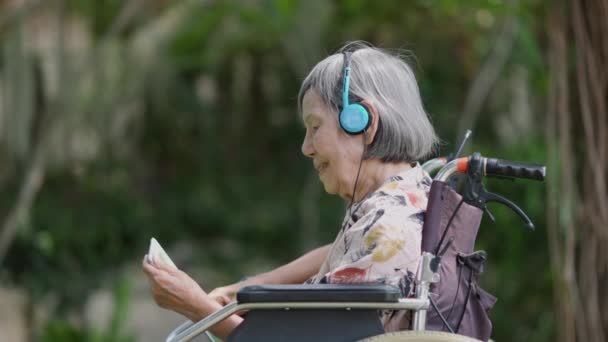高齢女性認知症治療における音楽療法 ロイヤリティフリーのストック動画