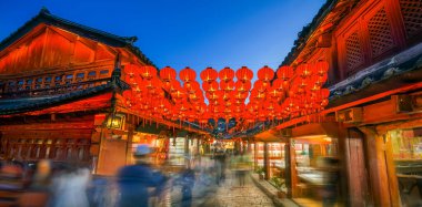 Lijiang 'ın eski kasabasında kalabalık turist Yunnan China.