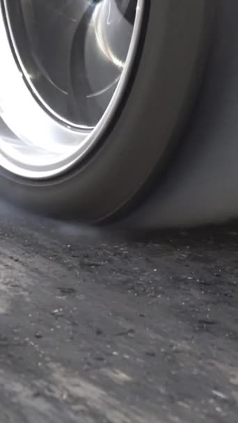 Drag Αγωνιστικό Αυτοκίνητο Καίει Ελαστικών Στη Γραμμή Εκκίνησης Κάθετη Βίντεο — Αρχείο Βίντεο