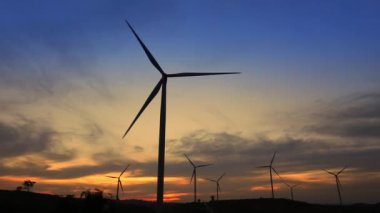 Yeşil Enerji Konsepti - Günbatımında Rüzgar Türbini Jeneratörü.