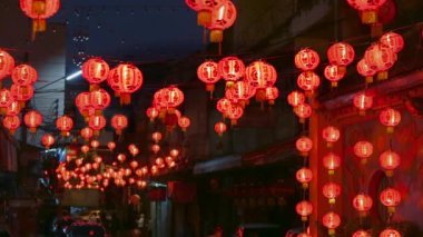 Çin Mahallesi 'ndeki Çin Yeni Yıl Feneri. Çince alfabeyi 