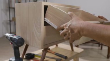 Tamirci sıkı çekmeceyi tamir eder komodinin tırabzanı kayar..