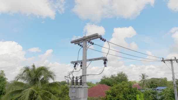 Elektrický Transformátor Namontovaný Tyči Jihovýchodní Asii — Stock video