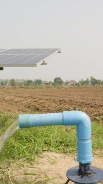 El Nino fenomeni sırasında tarımsal alanda yeraltı suyu pompası için güneş paneli.