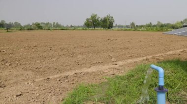 El Nino fenomeni sırasında tarımsal alanda yeraltı suyu pompası için güneş paneli.