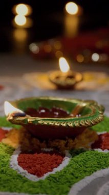 Diwali, Diwali ya da Deepavali kutlamalarında yanan Clay diya lambaları Hindistan 'ın en büyük ve en önemli bayramıdır..