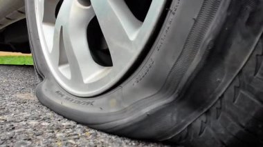 Mini Van Caron Yolu 'nun Patlak Lastiği.
