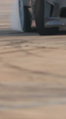 Sürüklenen araba hız yolunda lastikleri yakıyor.