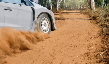 Toprak yolda özel aşamalarda yarış arabası.