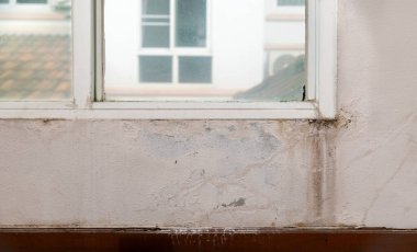 İçerideki duvarda su sızıntısı var çünkü pencere seçicilerinin durumu bozuk..