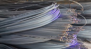 Betonu güçlendirmek için kullanılan çelik çubuklar ya da çubuklar depoda depolanmış..