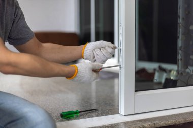 İşçi alüminyum salıncak kapısı kilidini değiştir.