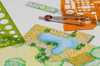 Bahçe tasarım dersleri öğrencisi temel bahçe tasarımı ve planlama öğreniyor..