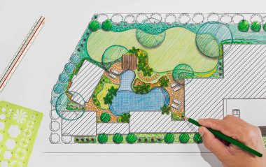 Bahçe tasarım dersleri öğrencisi temel bahçe tasarımı ve planlama öğreniyor..