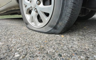 Kırsal yolda arabanın lastiği patlamış..