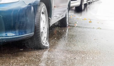 Yağmurlu bir günde patlak araba lastiği