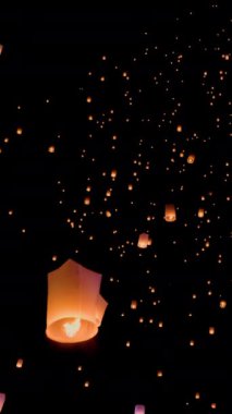 Yi-Peng Festivali 'nde Büyüleyici Gökyüzü Fenerleri, Chiang Mai Tayland.