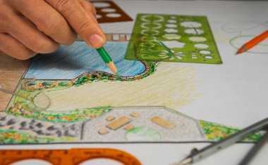 Bahçe tasarım dersleri öğrencisi temel bahçe tasarımı ve planlama öğreniyor..