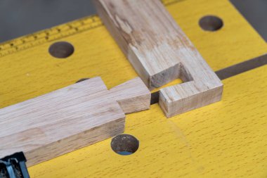 Emekli olduktan sonra ahşap işçiliğiyle el aletlerini kesen son sınıf öğrencisi..