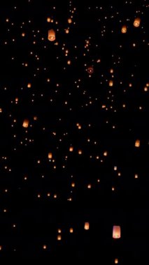 Yi-Peng Festivali 'nde Büyüleyici Gökyüzü Fenerleri, Chiang Mai Tayland.