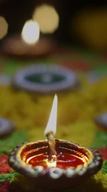 Diwali, Diwali ya da Deepavali kutlamalarında yanan Clay diya lambaları Hindistan 'ın en büyük ve en önemli bayramıdır..