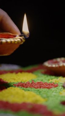 Diwali, Diwali ya da Deepavali kutlamalarında yanan Clay diya lambaları Hindistan 'ın en büyük ve en önemli bayramıdır..