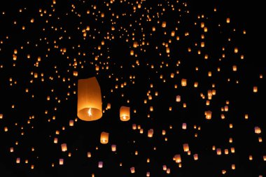Yi-Peng Festivali 'nde Büyüleyici Gökyüzü Fenerleri, Chiang Mai Tayland.