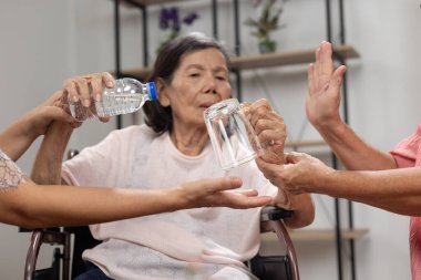 Alzheimer 'lı yaşlı kadın bazı şeyleri alışılmadık bir pozisyonda tutuyor..