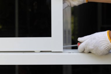 İşçi kayan pencere silindirini ayarlar.