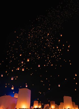 Loy Krathong festivalinde yüzen turist gökyüzü fenerleri, Chiang Mai, Tayland.