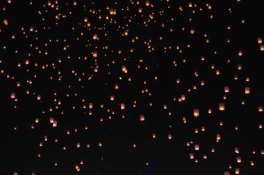 Loy Krathong festivalinde yüzen turist gökyüzü fenerleri, Chiang Mai, Tayland.