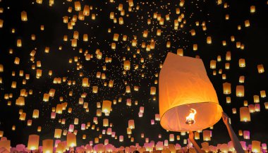 Loy Krathong festivalinde yüzen turist gökyüzü fenerleri, Chiang Mai, Tayland.