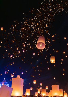 Loy Krathong festivalinde yüzen turist gökyüzü fenerleri, Chiang Mai, Tayland.