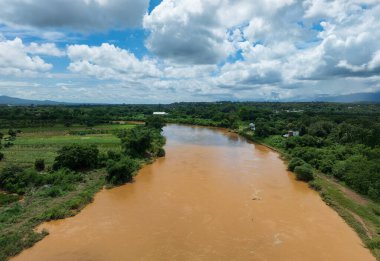 Güneydoğu Asya 'da Deadwood ve Erosion Riverbank ile Şiddetli Sağanak Yağmurdan Sonra Çamurlu Nehir Taşıyor.