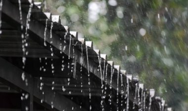 Nina etkisi nedeniyle tropikal iklimde şiddetli yağmur yağar.