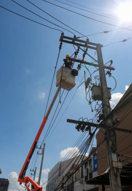 Teknisyen elektrik kablosunu tamir ediyor..