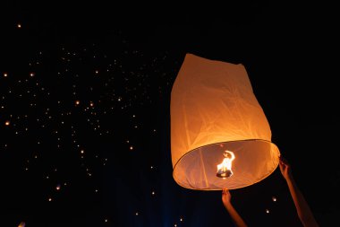 Loy Krathong festivalinde yüzen turist gökyüzü fenerleri, Chiang Mai, Tayland.