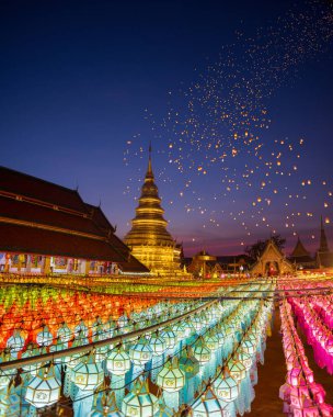 Yee Peng Festivali 'nde kağıt fenerler Tayland' ın Lamphun şehrinde dekore ediliyor..
