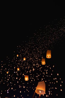 Loy Krathong festivalinde yüzen turist gökyüzü fenerleri, Chiang Mai, Tayland.